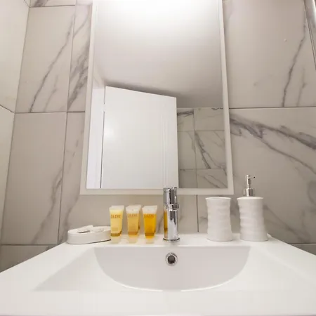 Modern 2br Steps From Apartment