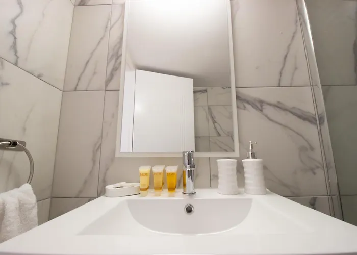 Modern 2br Steps From Apartman